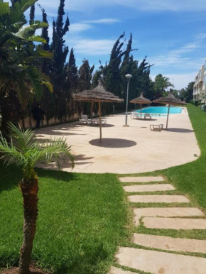 Appartement de 2 chambres avec sécurité et piscine, idéalement situé près de la plage, parfait pour les familles